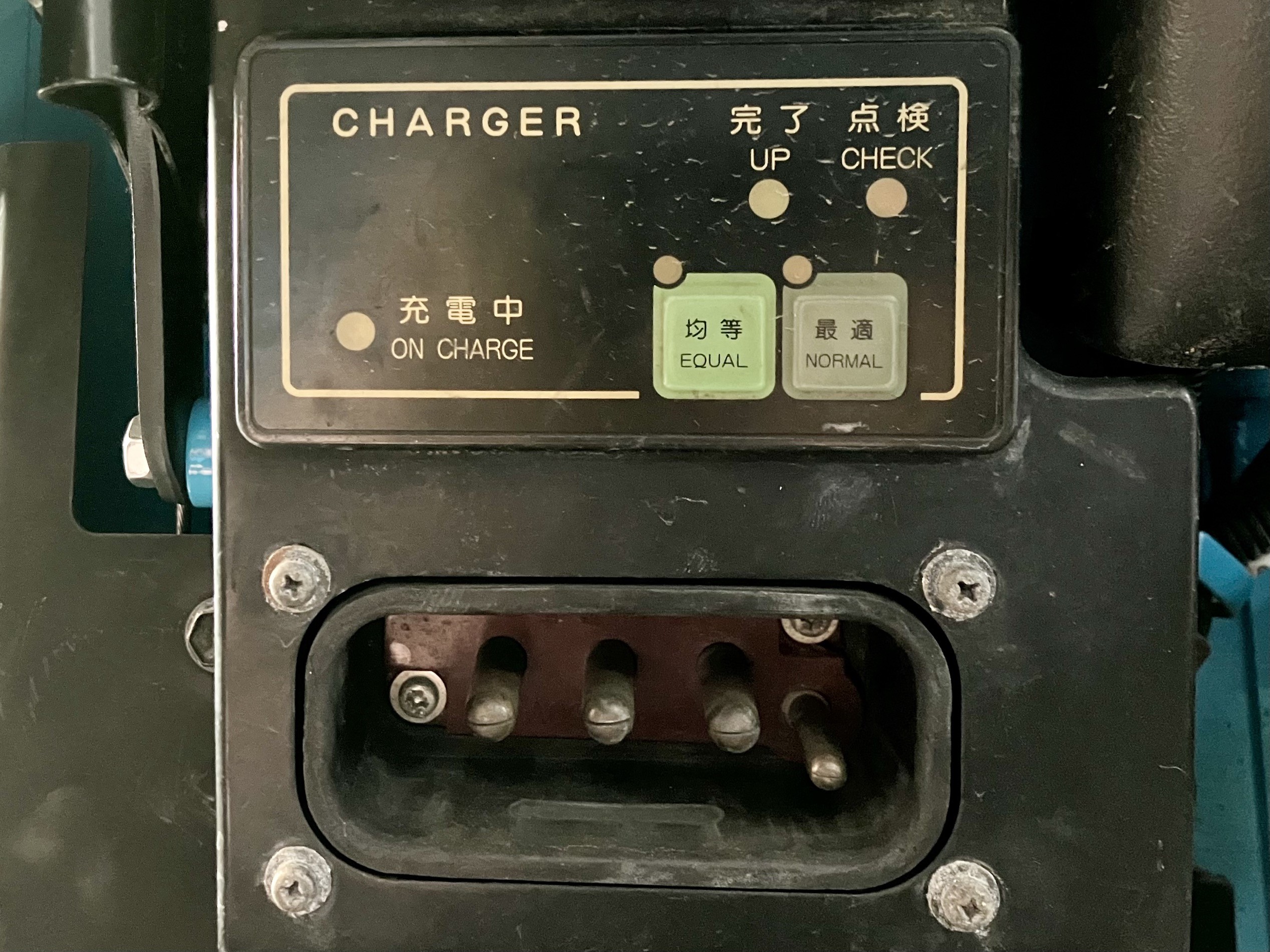 フォークリフトの充電方法：日々の注意点から電源選定まで 