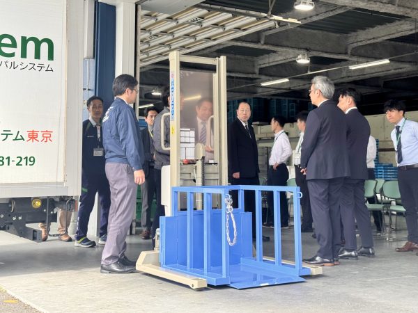 パルシステム生活協同組合連合会様へご納品したパワーリフターを囲んで談笑する様子