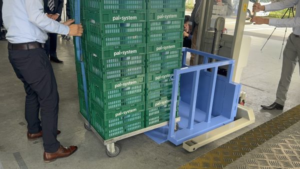 ドーリーに積んだ荷物をそのまま特型パワーリフターへ積み込む