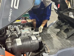 PCS整備スタッフがフォークリフトを点検・メンテナンスしている様子。長期レンタル対応の整備風景。