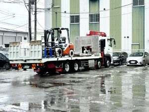 短期レンタル用フォークリフトを仙台営業所から出荷する様子。即納対応で現場をサポート。