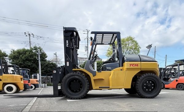 PCS神奈川営業所に納入された10tフォークリフトを横から撮影。ツメ2440mm、サイドシフト付きフォークシフター装備。