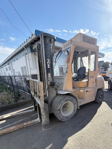 買取した4.5tディーゼルフォークリフト(ホコリで白く見える車体)