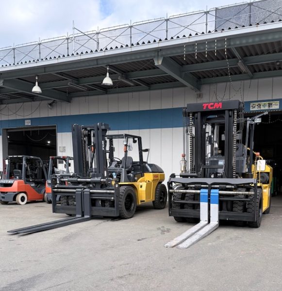 10tフォークリフト(左)と16tフォークリフト(右)の正面比較。PCS神奈川営業所にて撮影。