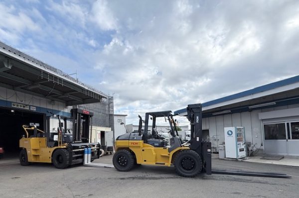 10tと16tフォークリフトを縦に並べたサイズ比較。大型機の迫力を紹介。