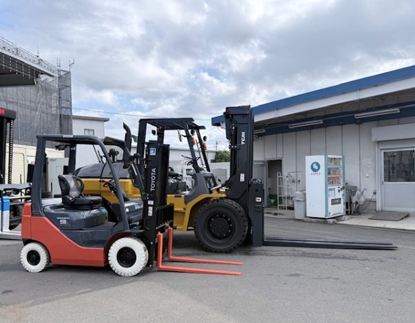 0.9tフォークリフトと10tフォークリフトの大きさ比較。手前が0.9t、奥が10t。