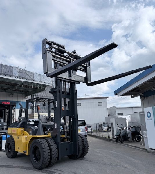 10tフォークリフトのツメ部分クローズアップ。サイドシフト機構のディテールが見える。