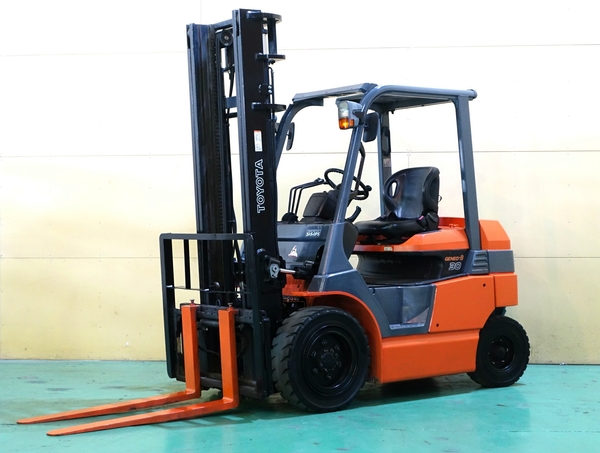 トヨタ製3トンバッテリーフォークリフト 最大揚高4000mm ハイマスト仕様