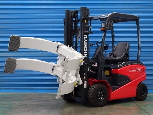 ロールクランプ付き2.0tバッテリーフォークリフト（三菱ロジスネクスト製）