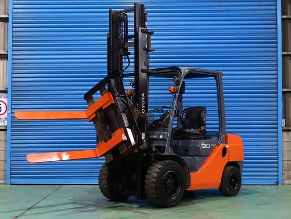 360度回転フォーク付き3.0tディーゼルフォークリフト（トヨタ製）