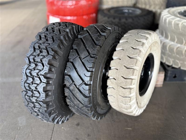 通常タイヤとスノータイヤのトレッドパターン比較写真