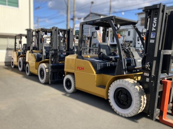 大阪府摂津市のPCS大阪営業所に並ぶ、レンタル用の3.0tから10.0tの大型ディーゼルフォークリフト