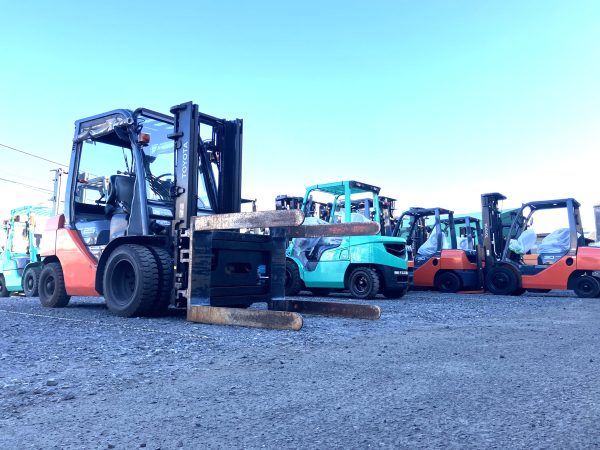 PCSテクニカルセンターに大量入荷した中古フォークリフトの在庫風景
