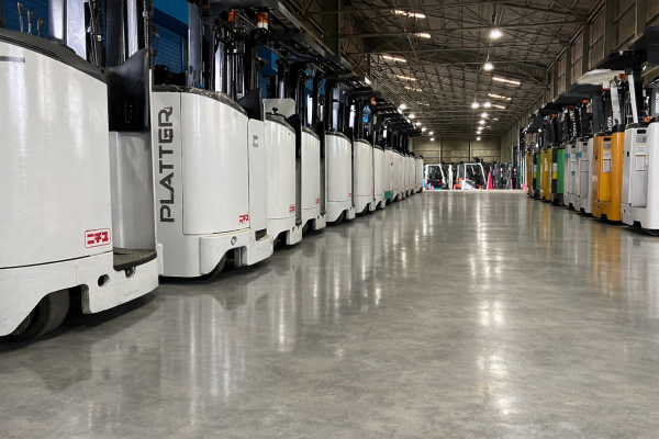 屋内倉庫に整然と並ぶPCSの中古バッテリーリーチフォークリフト