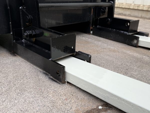 フォークリフトのツメに雪かきバケットを差し込む構造部分