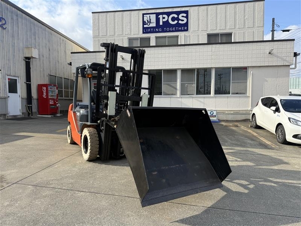 雪かき用バケットを装着したフォークリフト