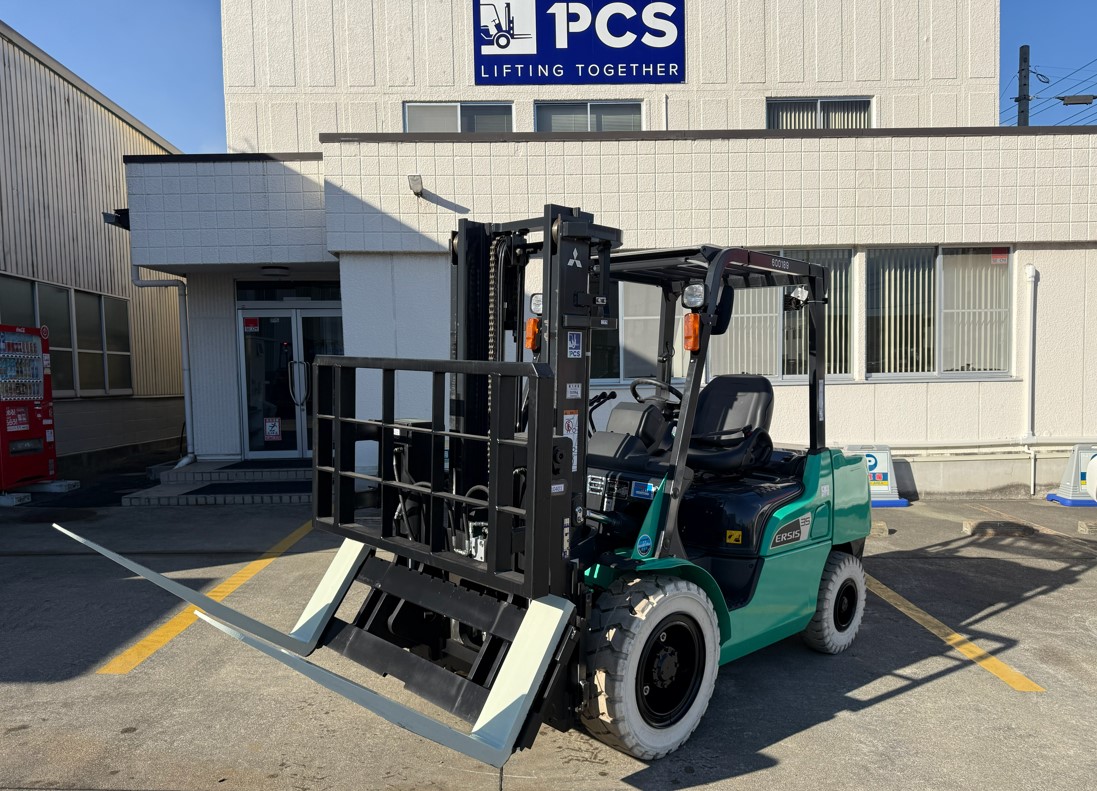 ヒンジドフォークを装着したフォークリフトが角度調整を行っている様子