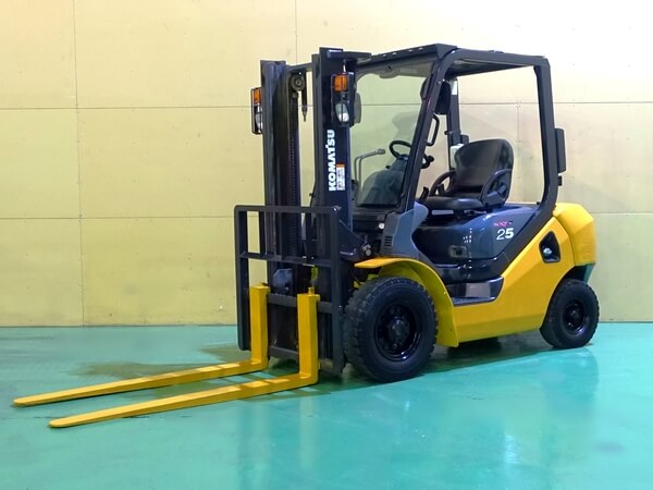 掲載番号721122、2.5tディーゼルフォークリフト。視界良好なフロントガラスと1520mmの長ツメを装備。