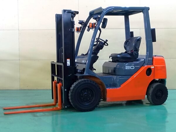 掲載番号075277、2019年式2.0tディーゼルフォークリフト。フルフリーマスト仕様で狭所作業に最適。