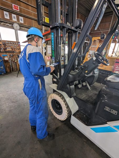 フォークリフトの特定自主検査を行うPCS仙台営業所のサービスマン