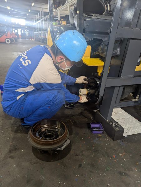 フォークリフトの修理作業を行う整備スタッフ