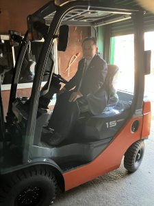 フォークリフトご納車時操作説明の様子