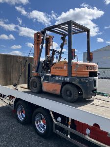 長年使用されたフォークリフトをPCSが下取り回収する様子