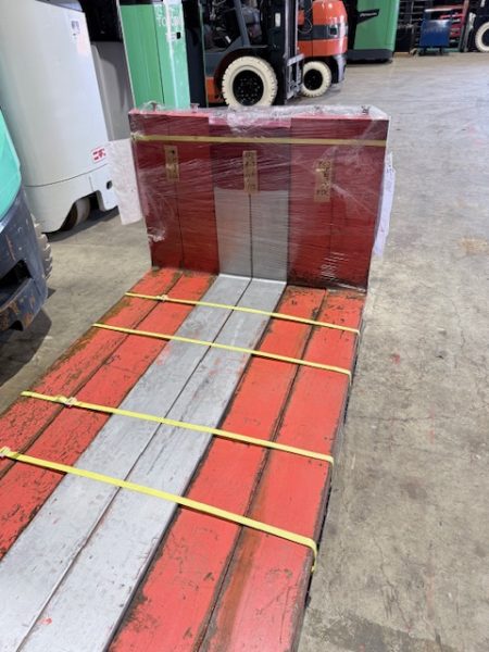 名古屋営業所から返却されたフォークリフトのツメ。背の部分にF1の表彰台を模したガムテープが貼られている。