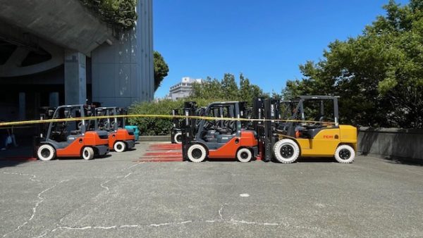 ライブ会場設営中の日産スタジアムとフォークリフト