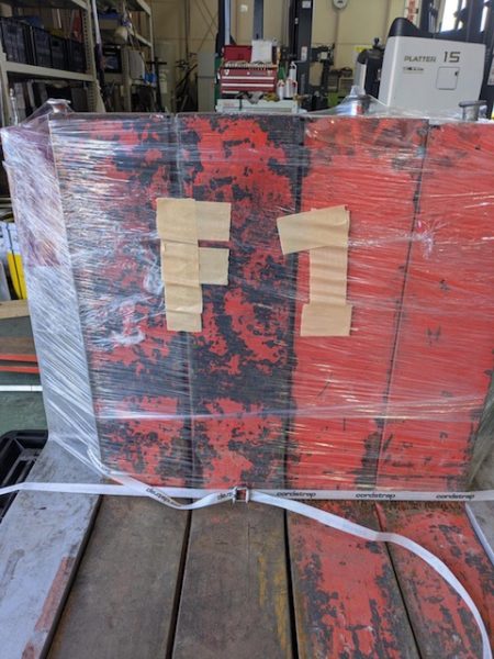 F1と書かれたフォークリフトの長尺ツメ