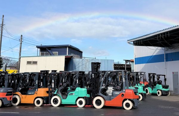 フォークリフトの上にかかる虹の風景