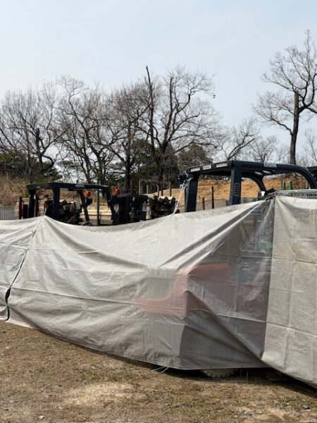 F1日本グランプリ会場で稼働するフォークリフトとレース風景