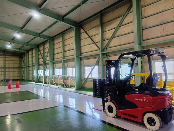 拝島フォークリフト教習所で稼働する、新車のようにピカピカに整備された教習用フォークリフト