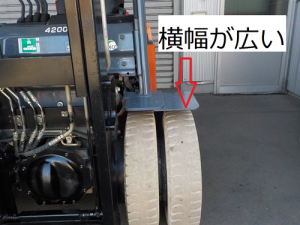 前輪ダブルタイヤ仕様のフォークリフト