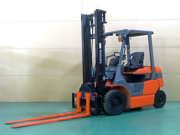 回転フォークと1820mmの長ツメを装備した2.5tバッテリーフォークリフト（掲載番号011568）