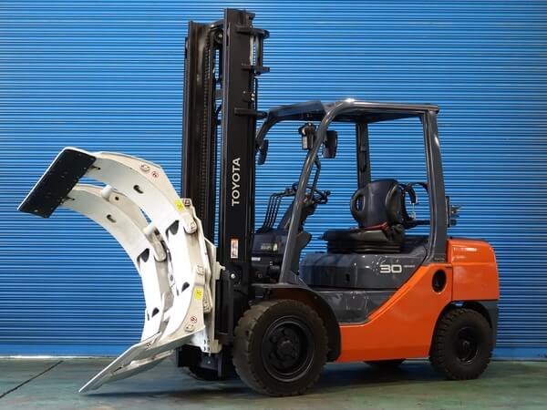 全回転ロールクランプを装備した3.0tガソリン・LPGフォークリフト（掲載番号080460）