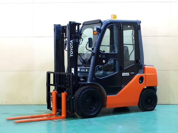 PCS大阪営業所で販売中 トヨタ2.5tガソリン中古フォークリフト 高年式フルキャビン車両