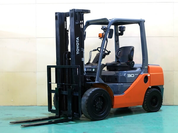 大阪営業所展示 トヨタ3.0tディーゼル中古フォークリフト 高所作業対応4700mm フルフリーマスト